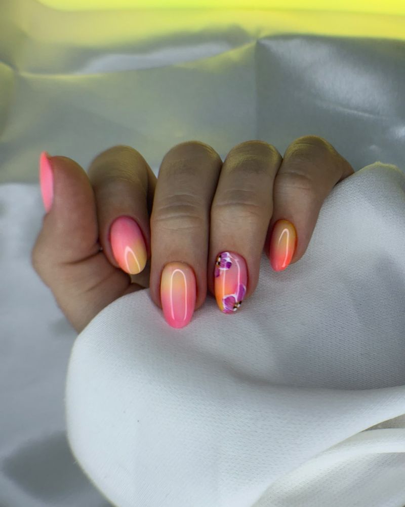 Ombre negle i pink og orange med håndmalet blomst